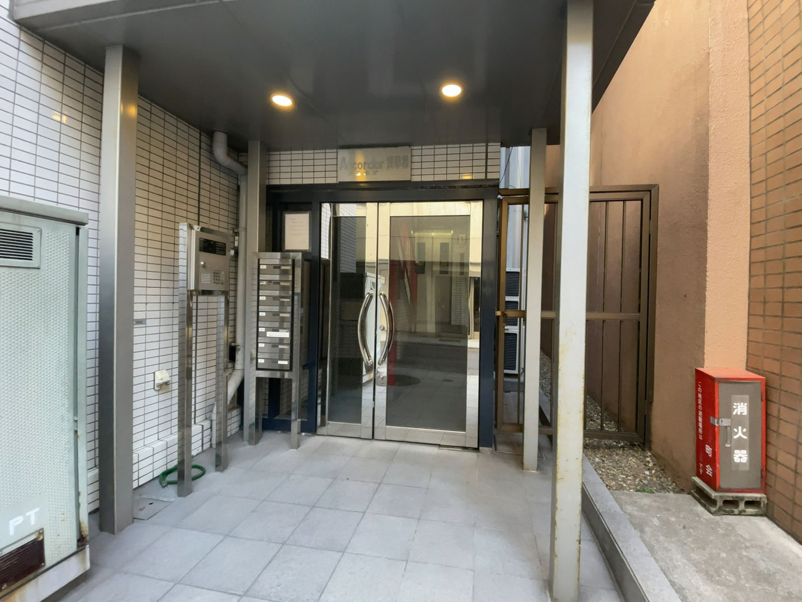 オフィスビル出入り口