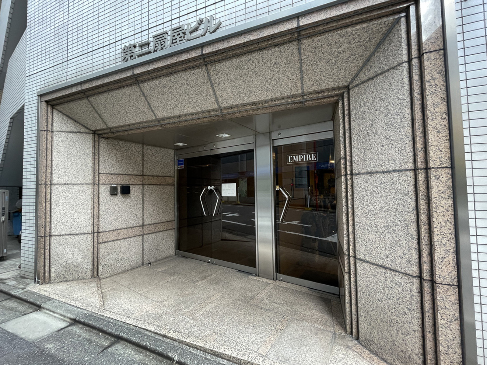 オフィスビル出入口
