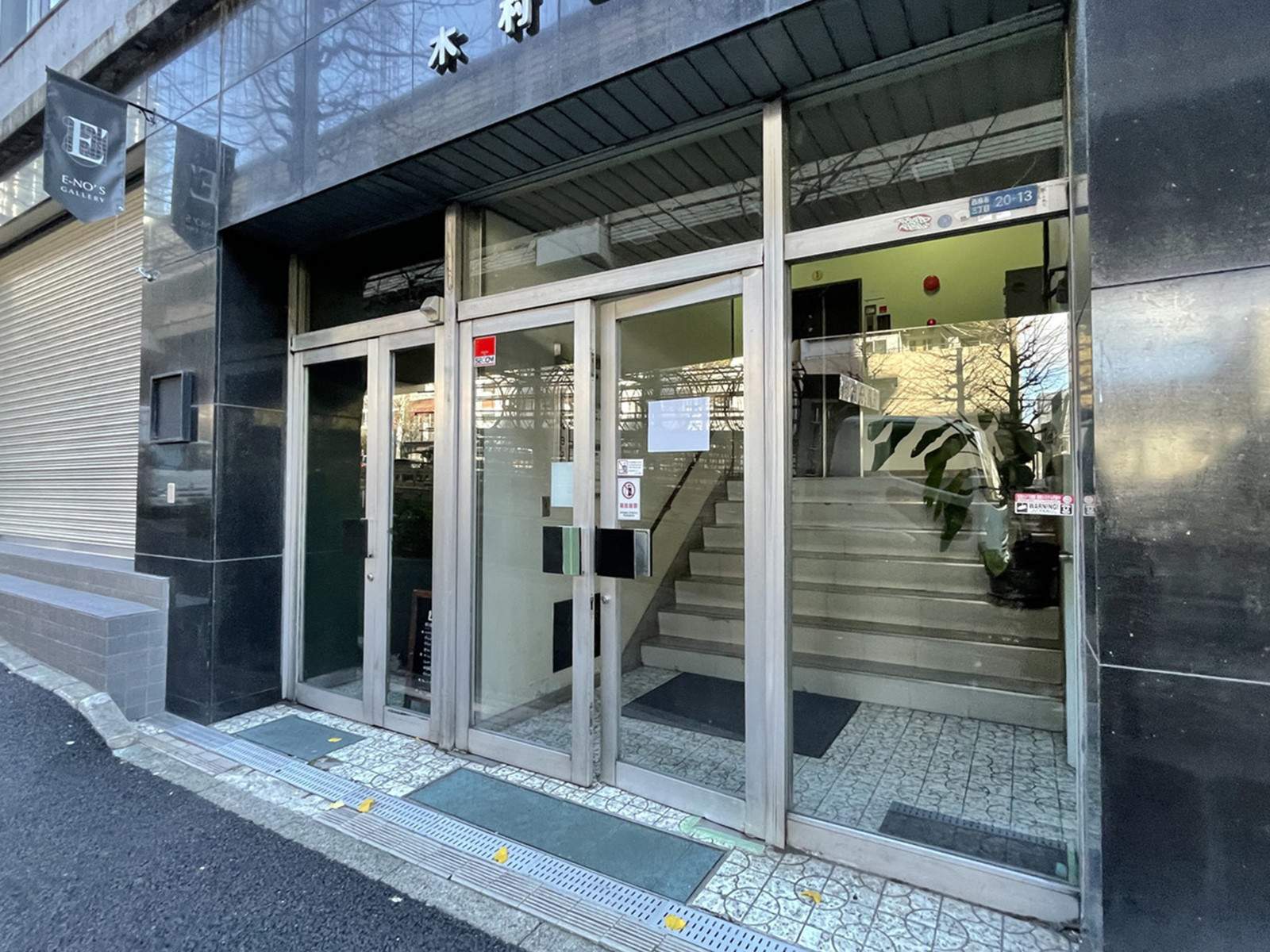 オフィスビル出入口
