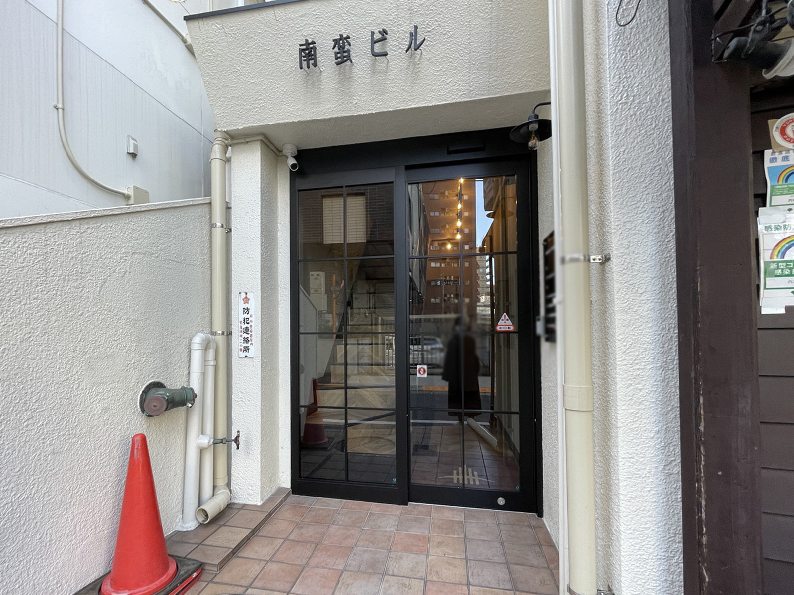 オフィスビル出入口