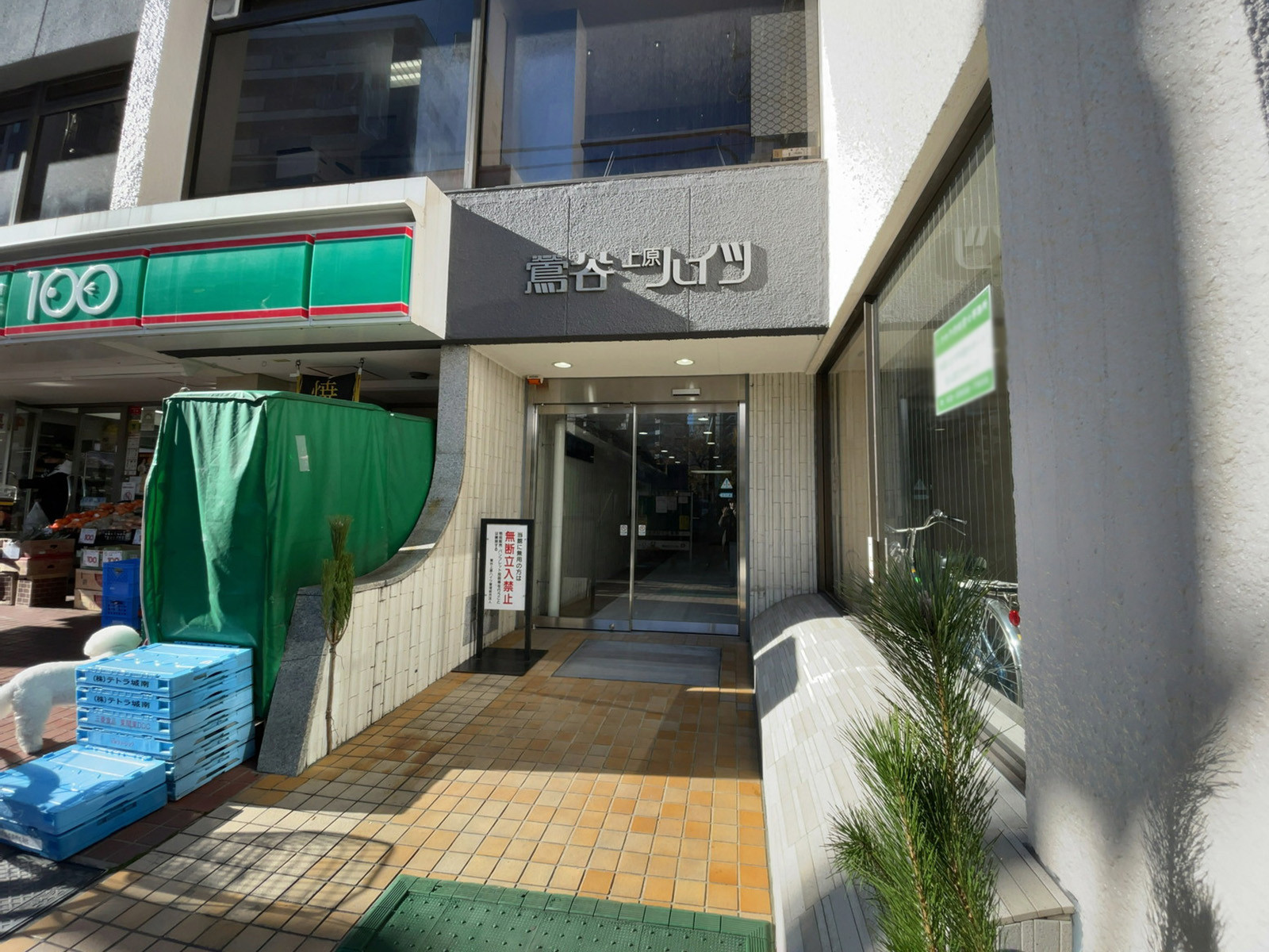 オフィスビル出入り口