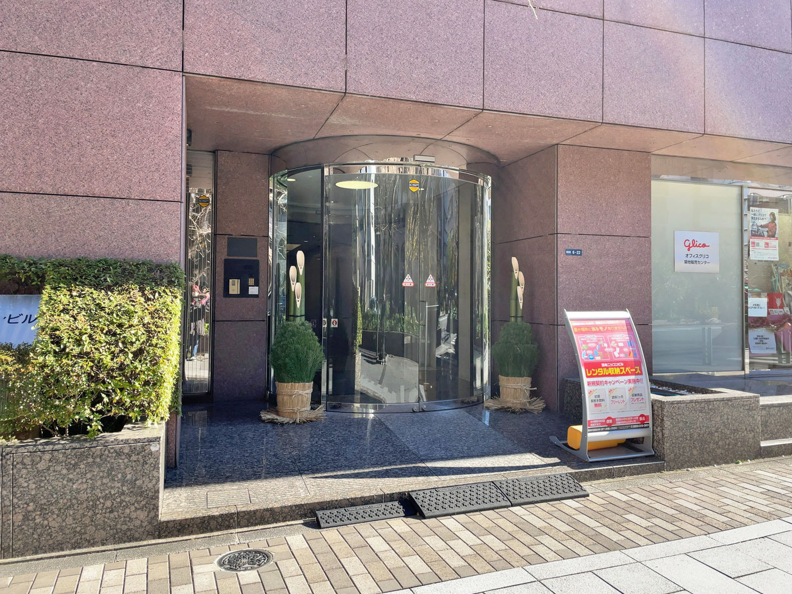 オフィスビル出入口
