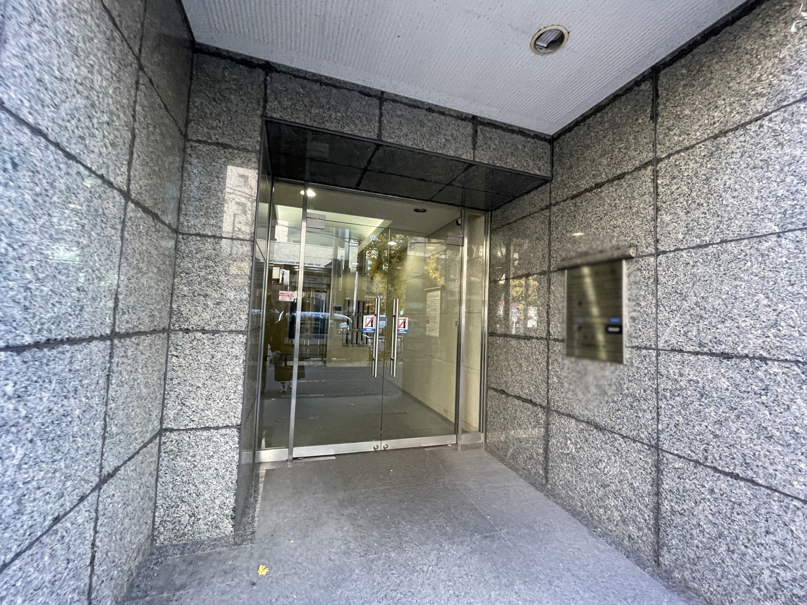 オフィスビル出入口