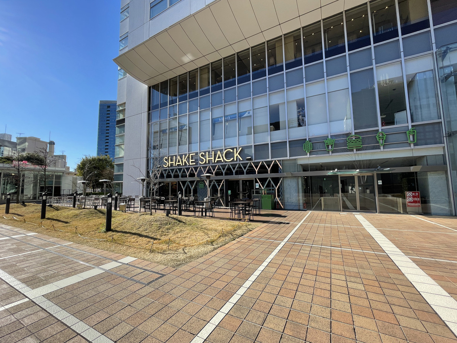 2階のシェイクシャック新宿サザンテラス
