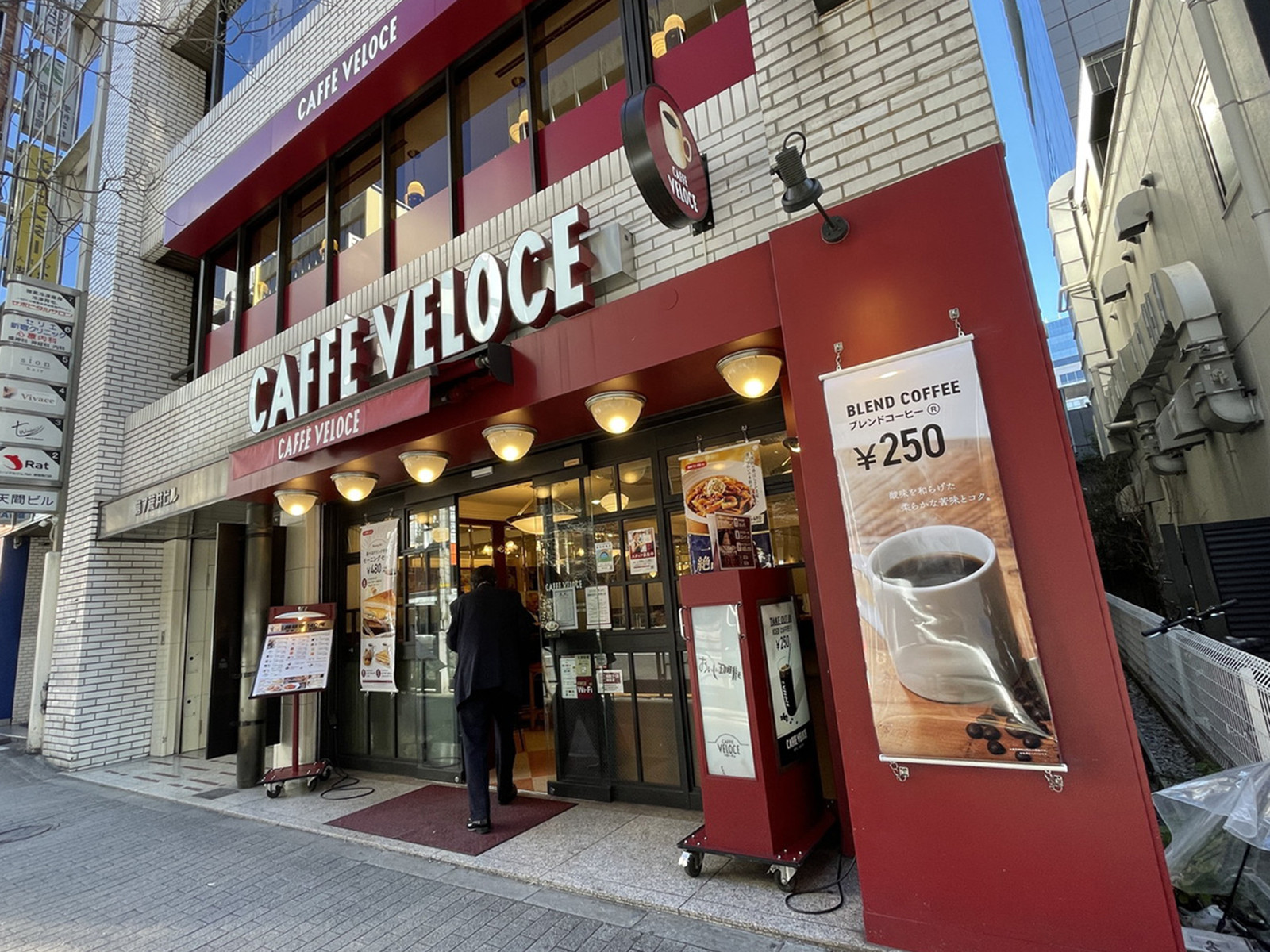 1階のカフェ・ベローチェ南新宿店