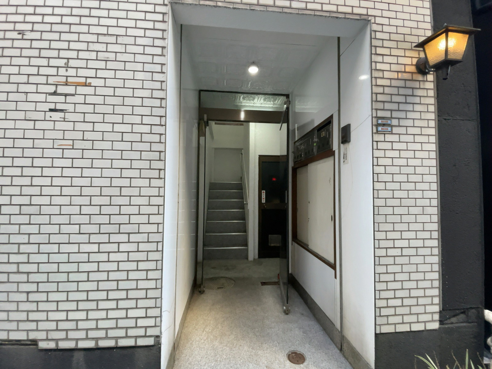 オフィスビル出入り口