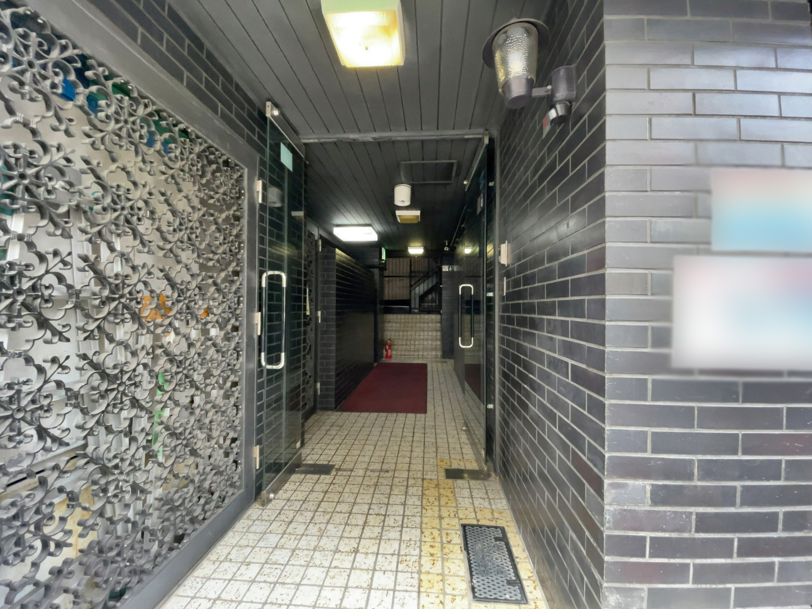 オフィスビル出入り口