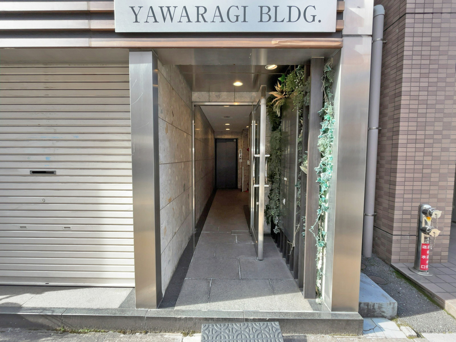 オフィスビル出入口