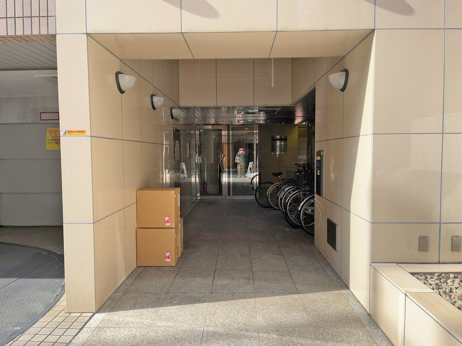 オフィスビル出入り口