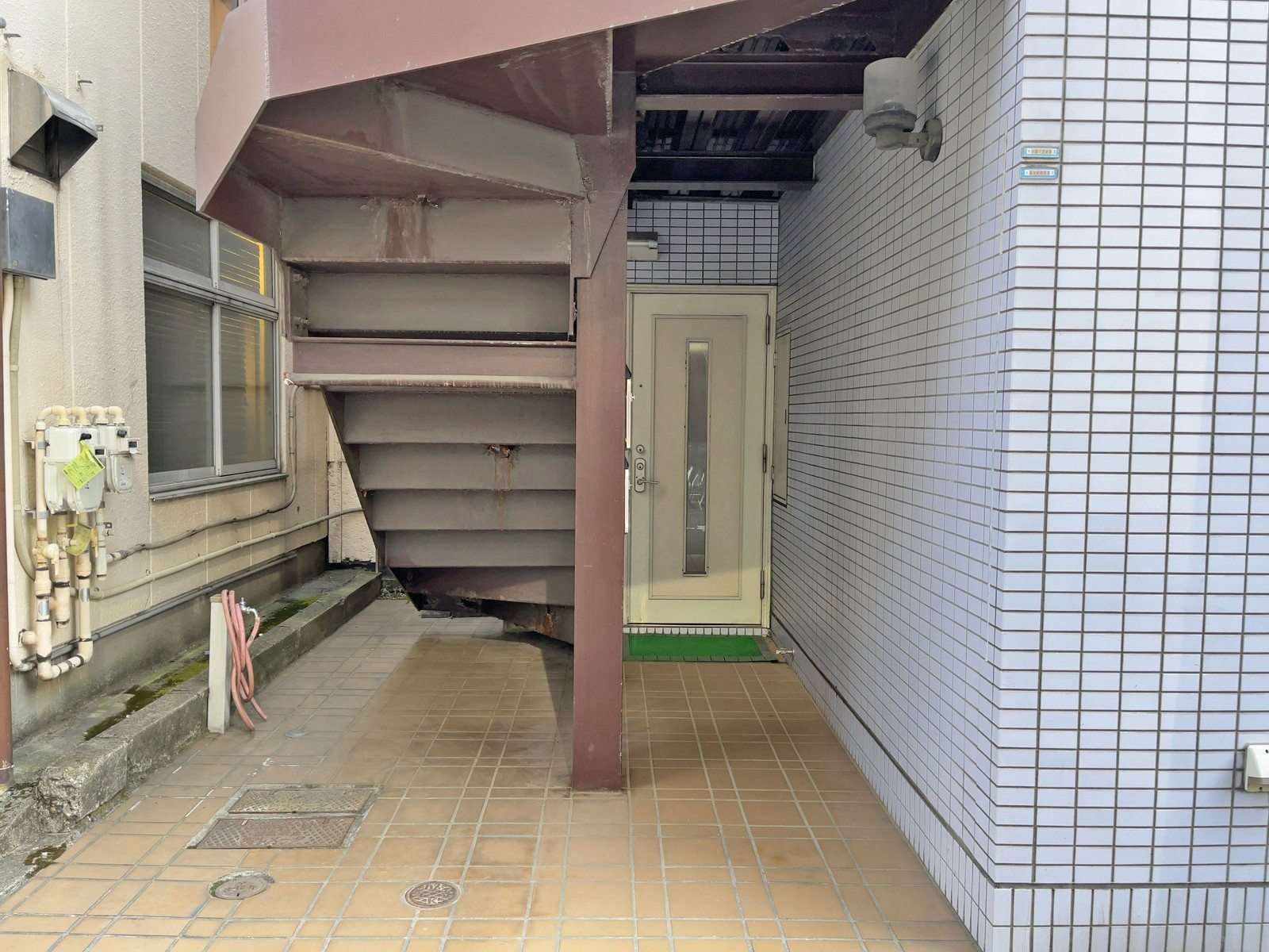 オフィスビル出入り口