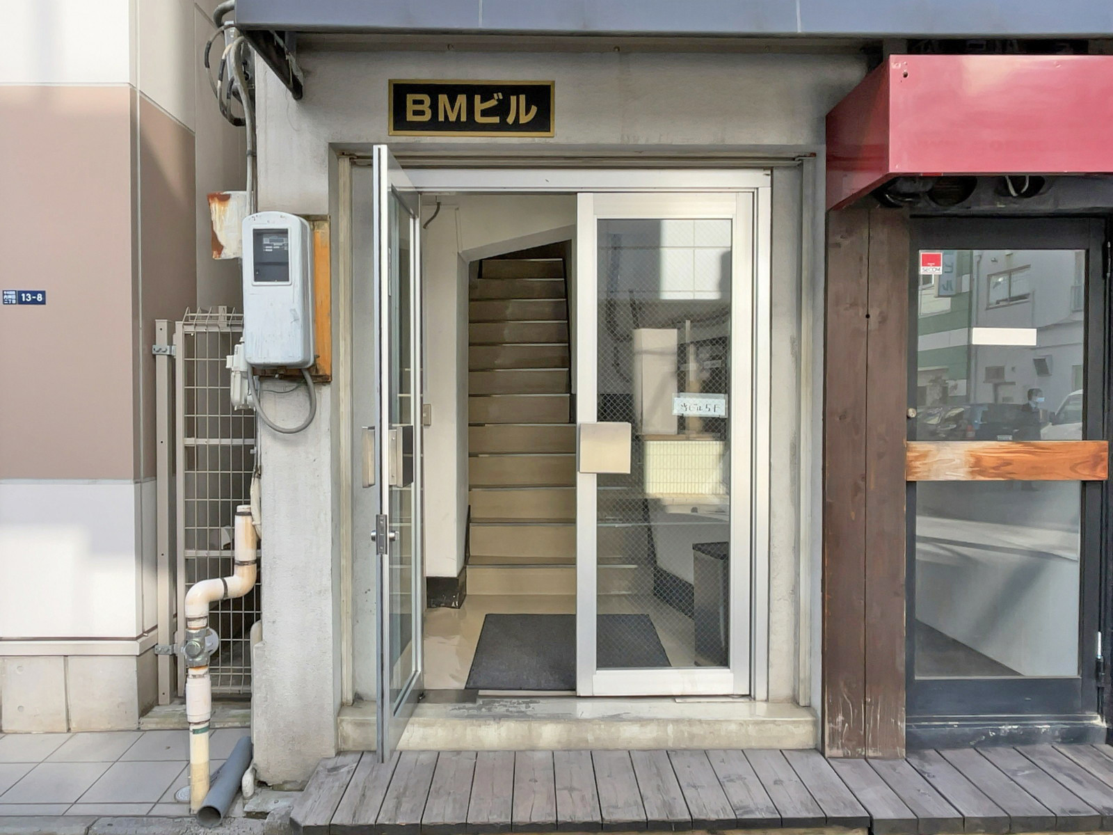 オフィスビル出入り口