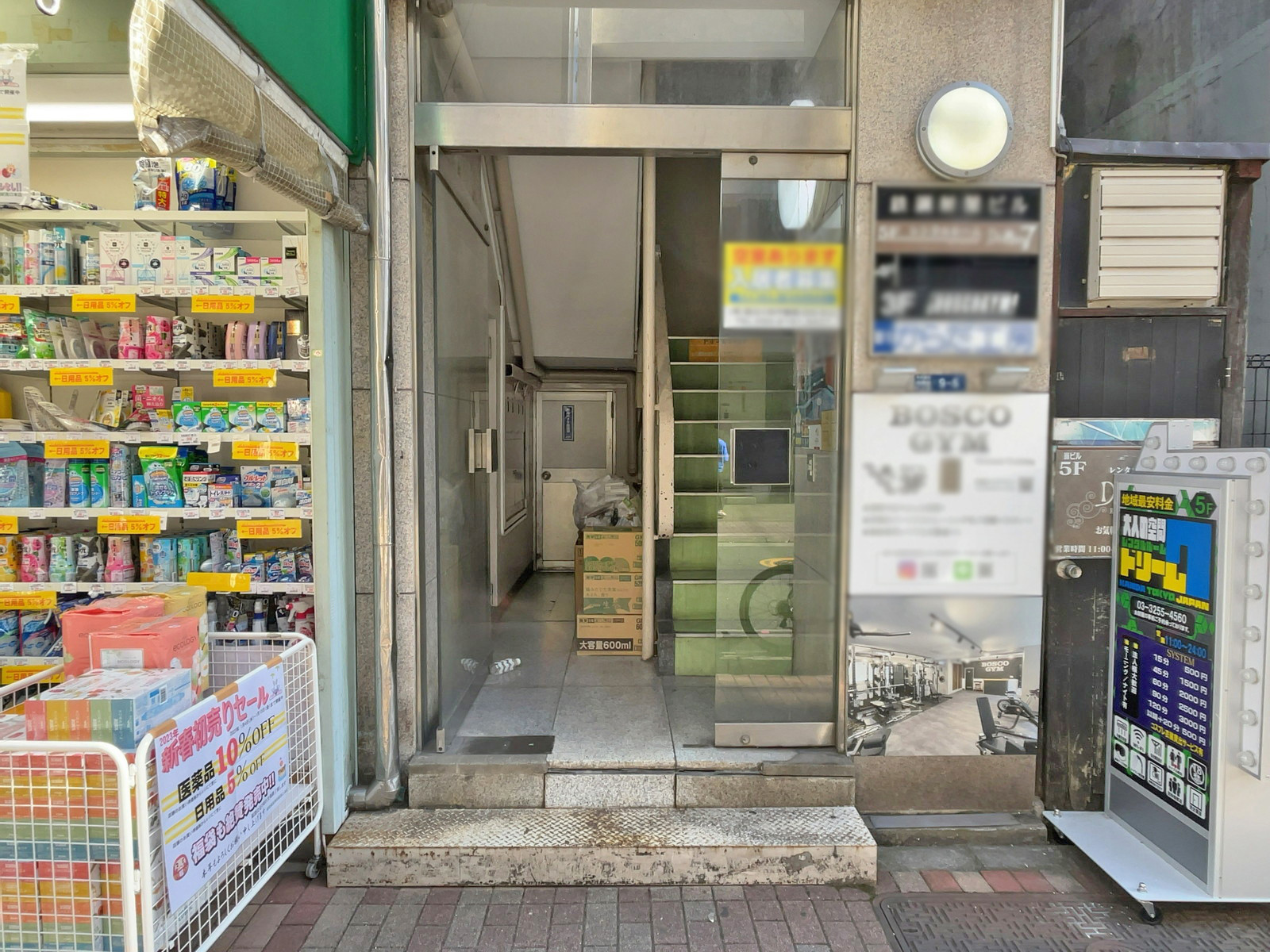 オフィスビル出入口