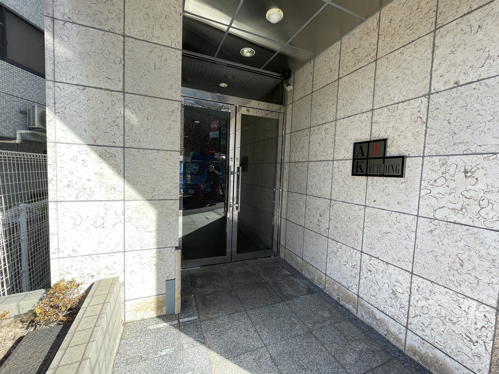 オフィスビル出入口