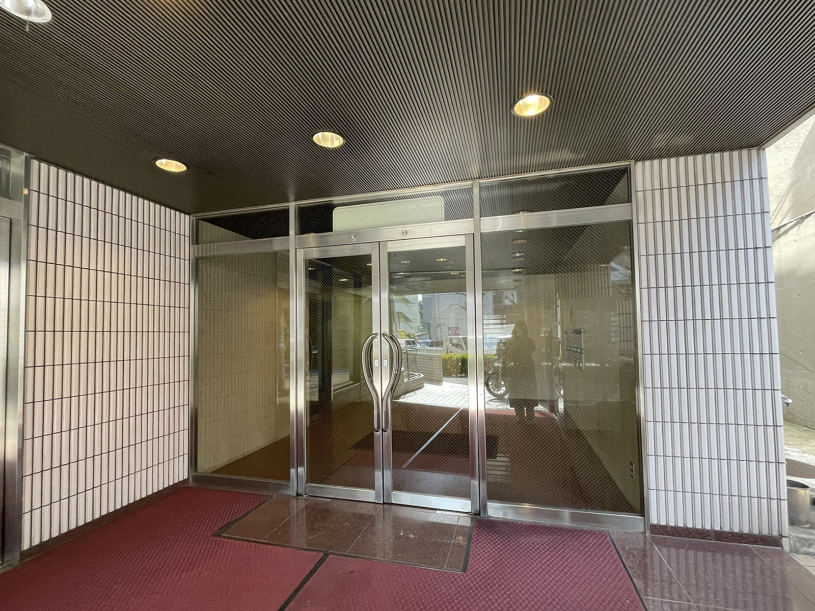 オフィスビル出入口