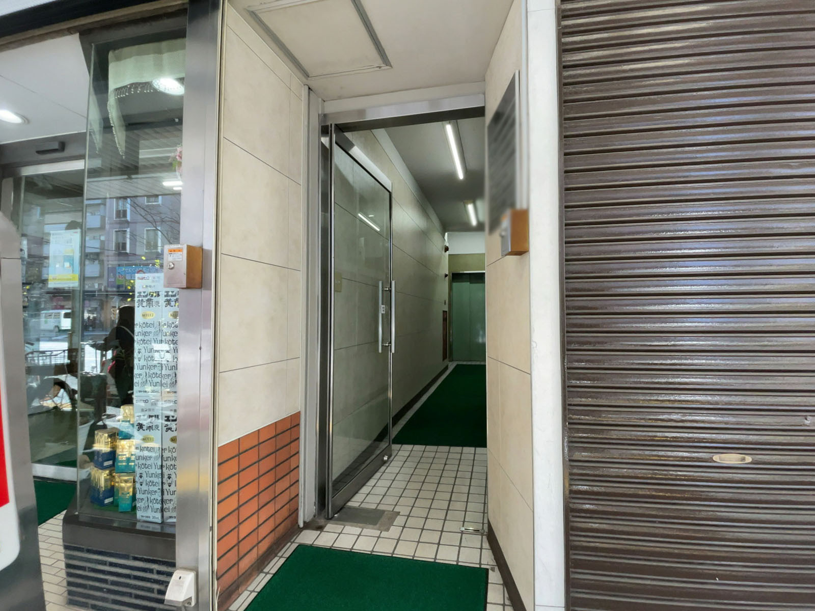 オフィスビル出入口
