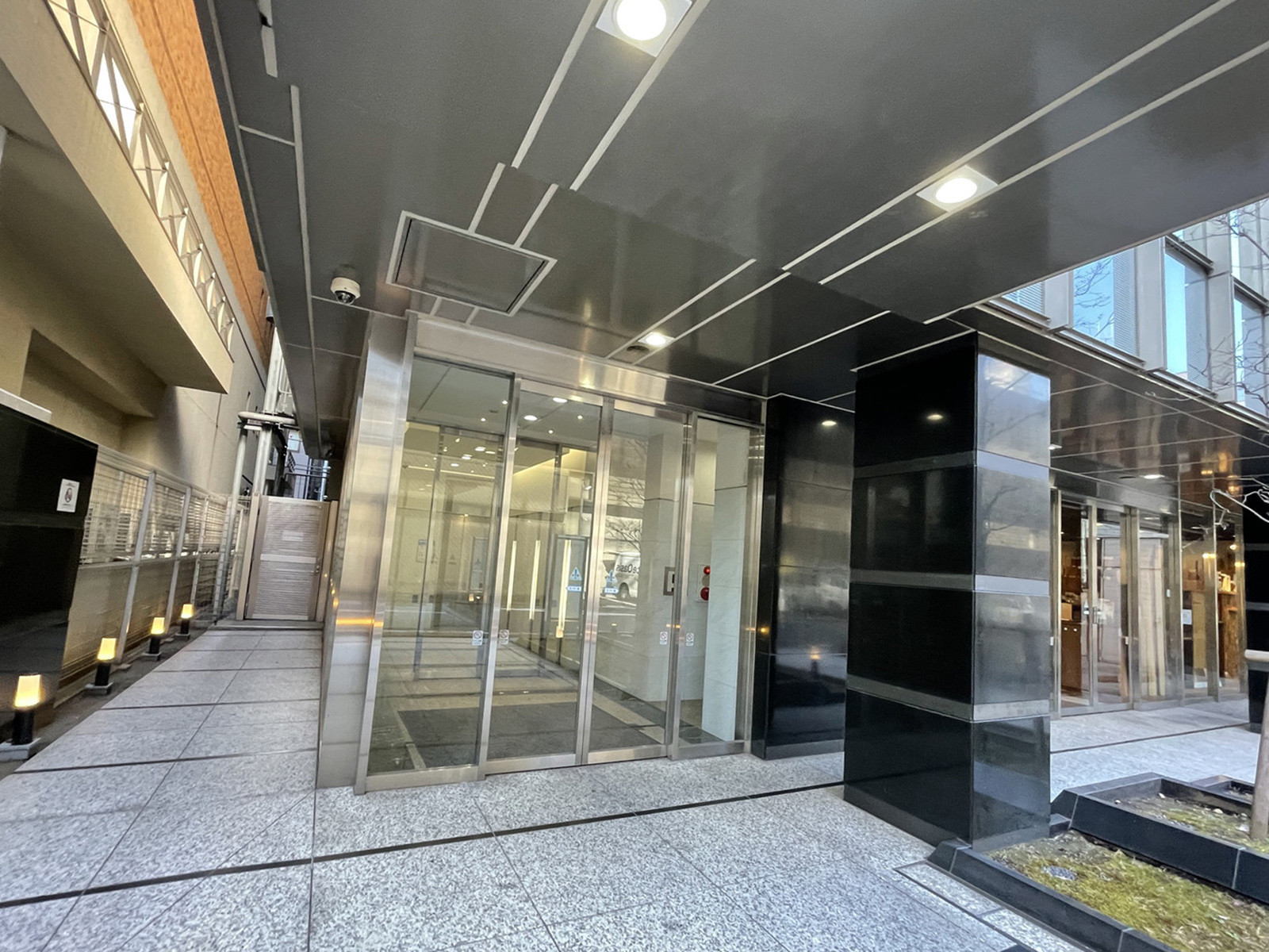 オフィスビル出入口