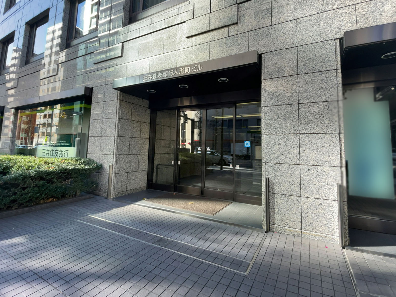 オフィスビル出入口