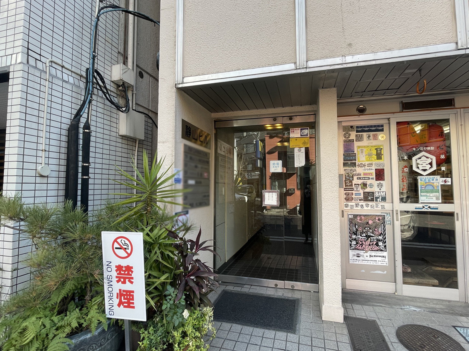 オフィスビル出入口