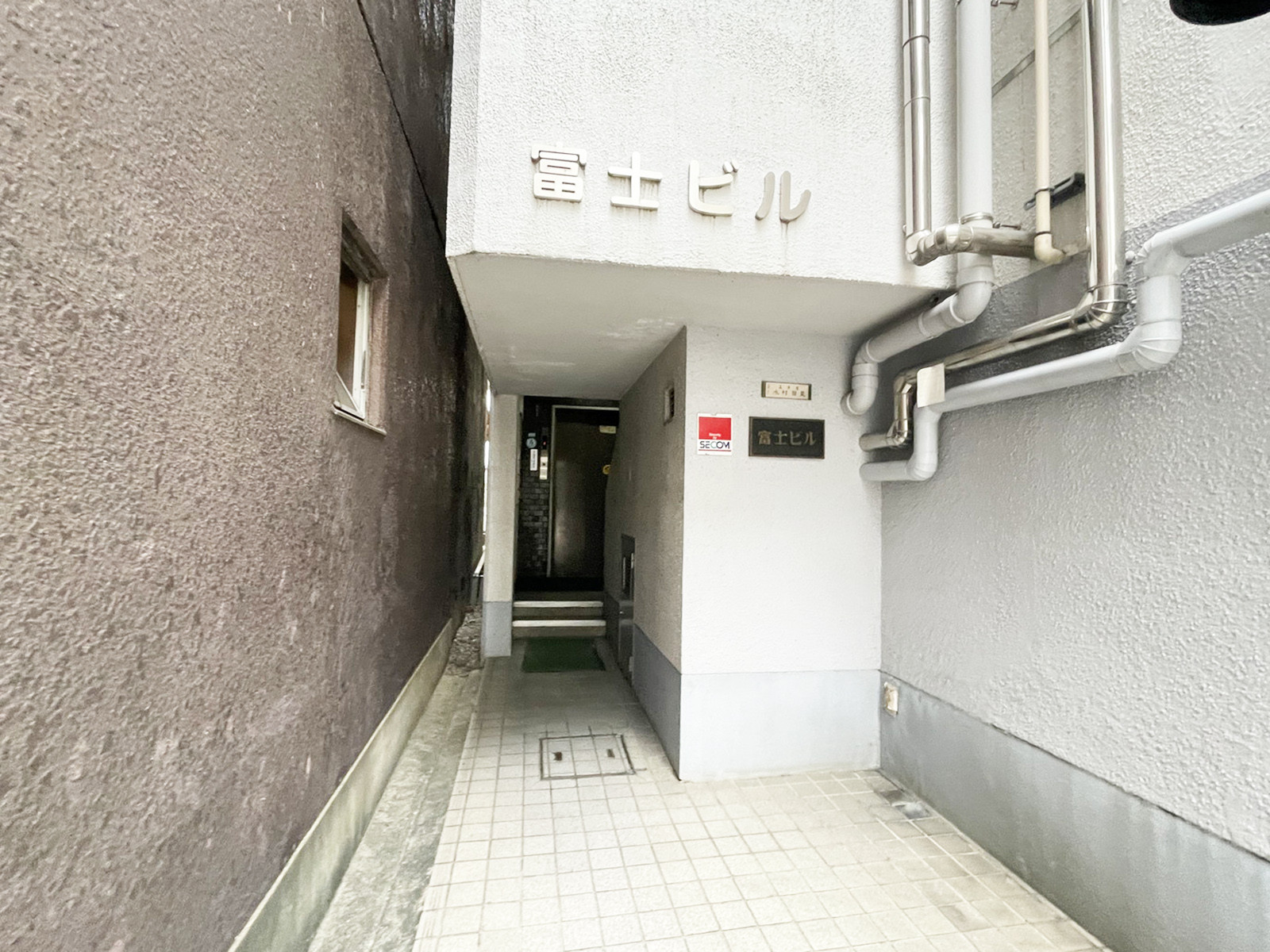 オフィスビル出入口