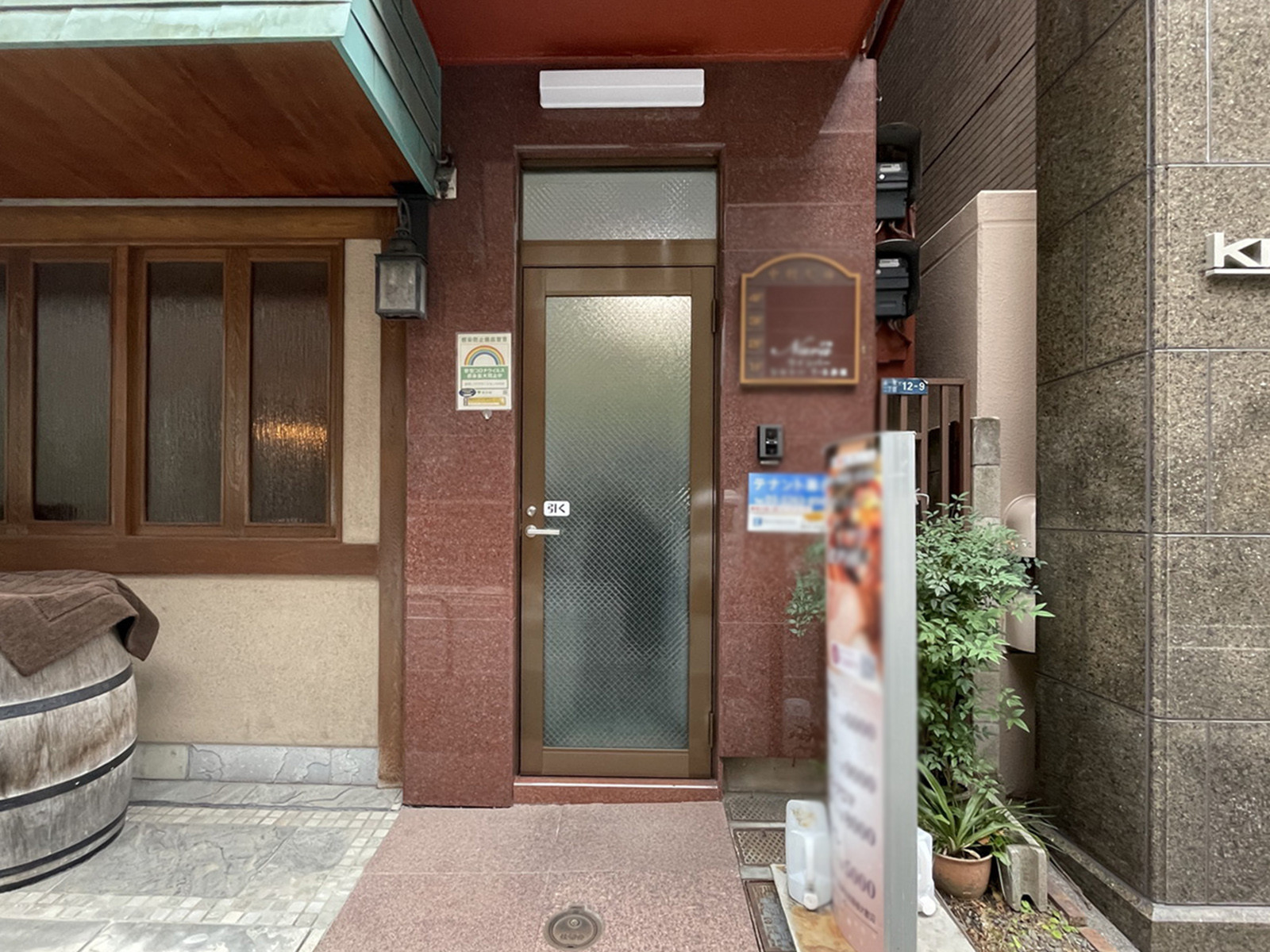 オフィスビル出入口