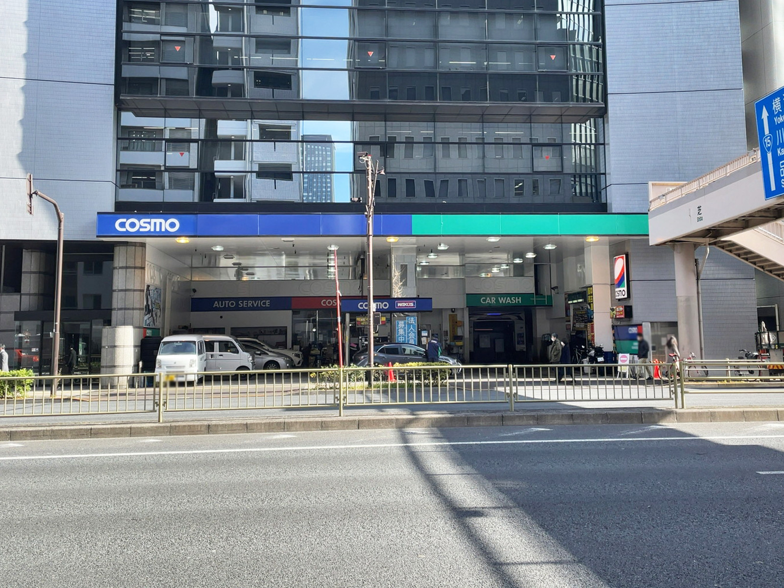 1階のガソリンスタンド