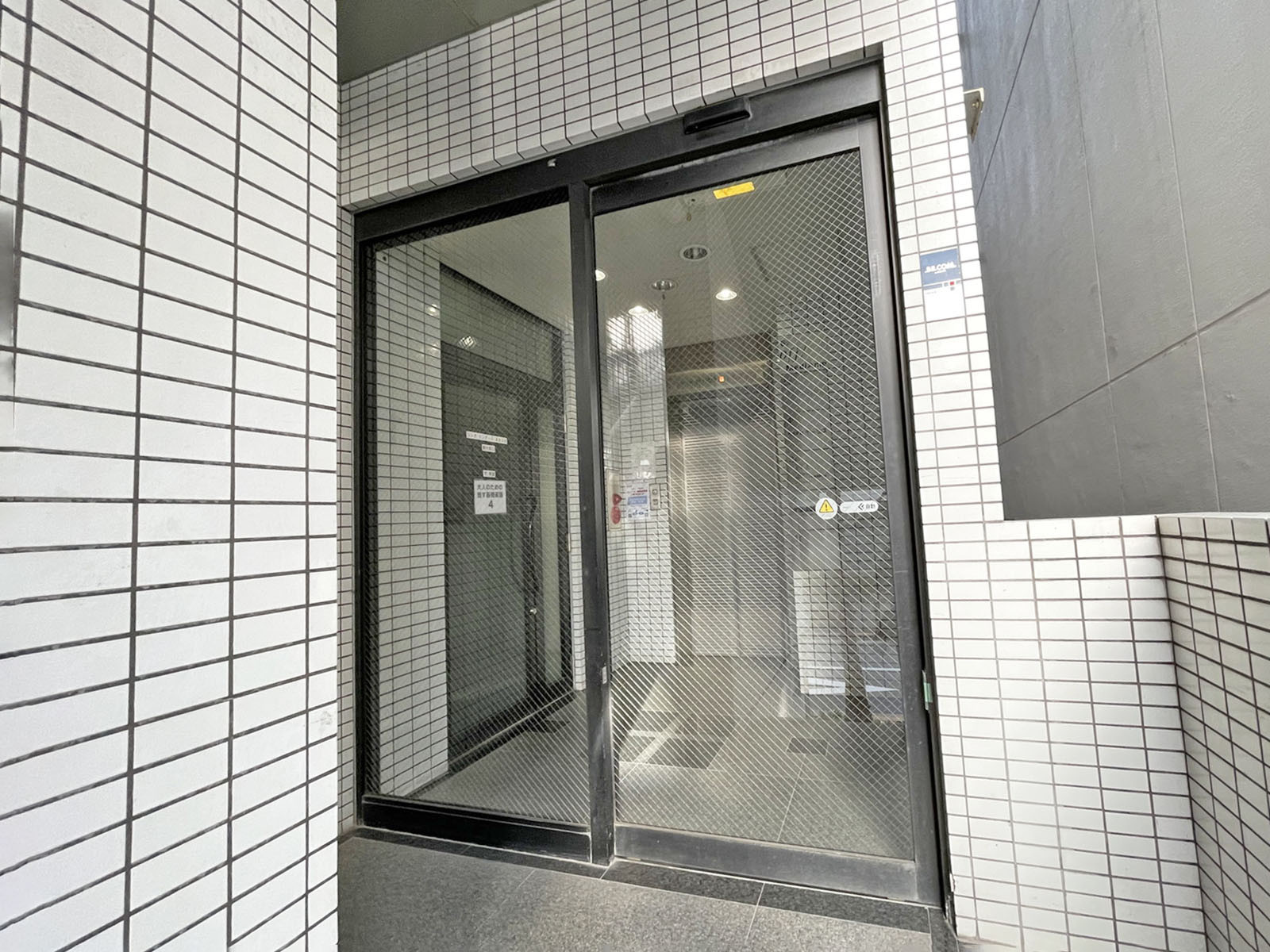 オフィスビル出入口