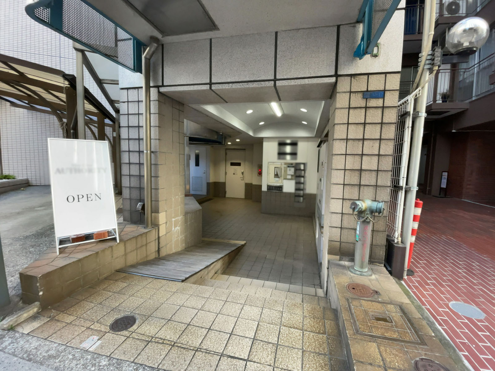 オフィスビル出入口
