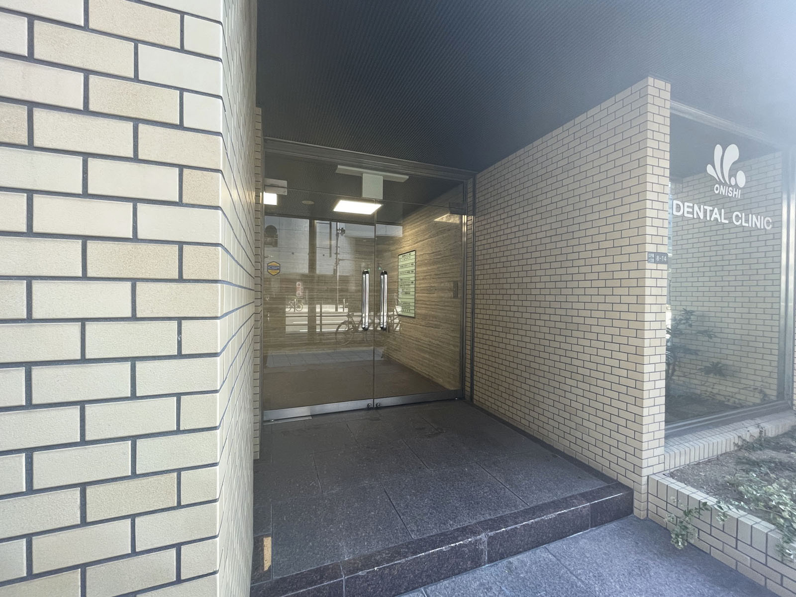 オフィスビル出入口