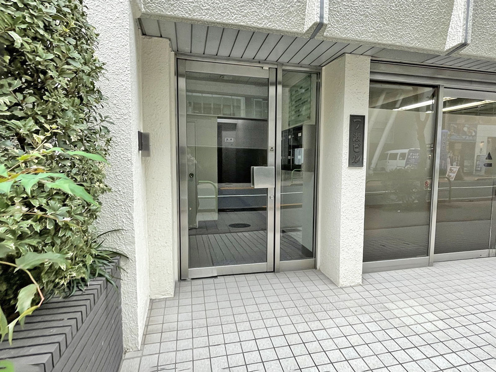 オフィスビル出入口