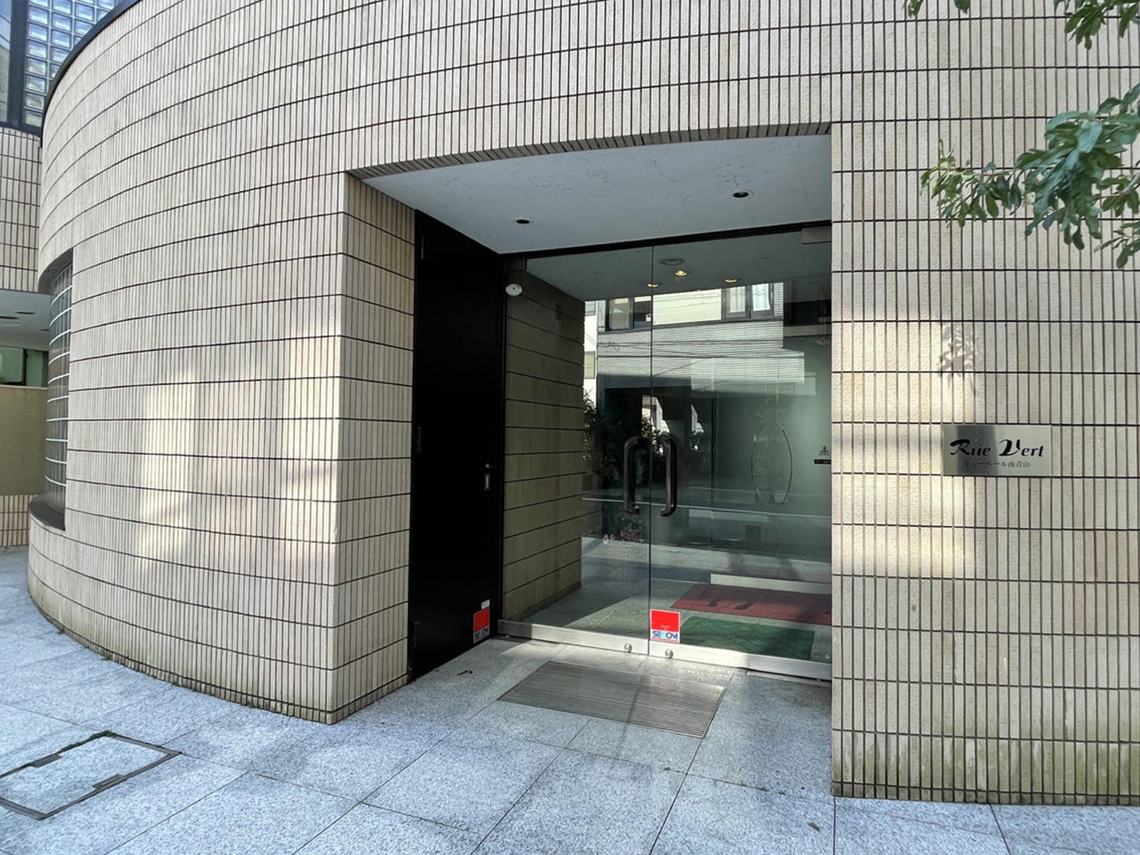 オフィスビル出入口