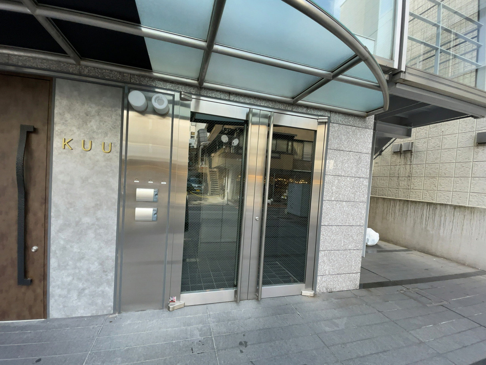オフィスビル出入口