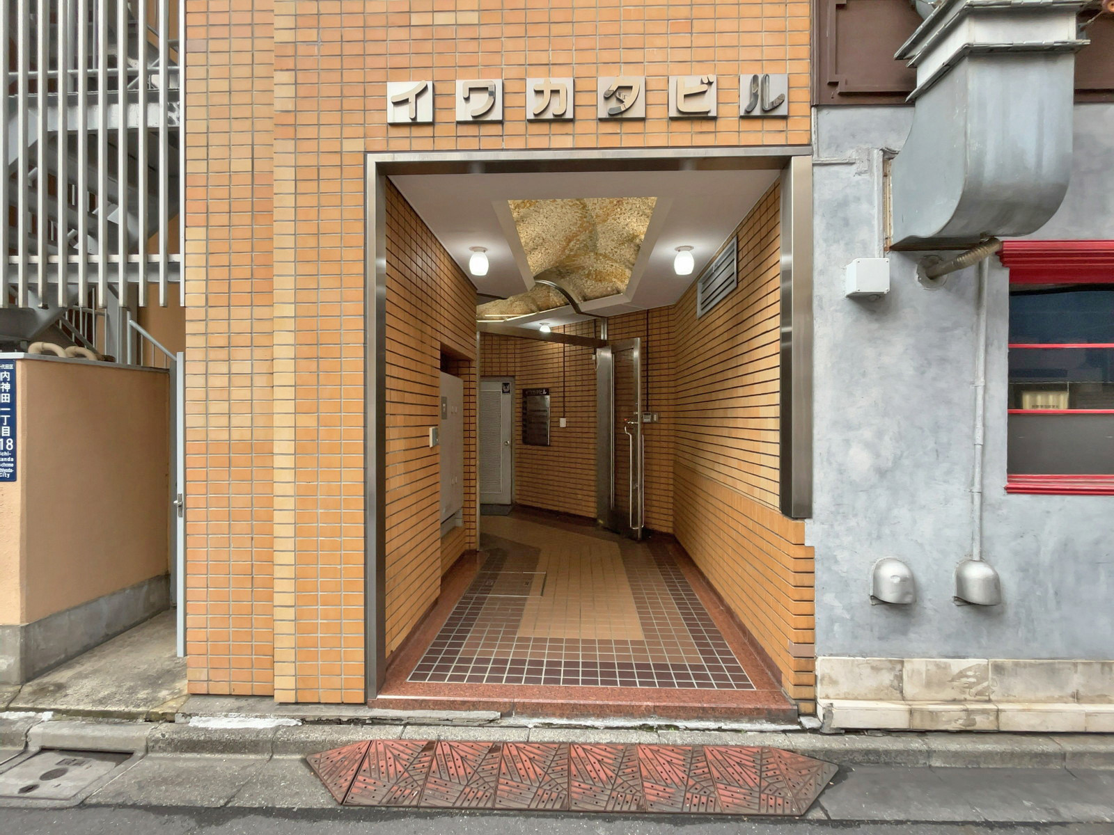 オフィスビル出入り口
