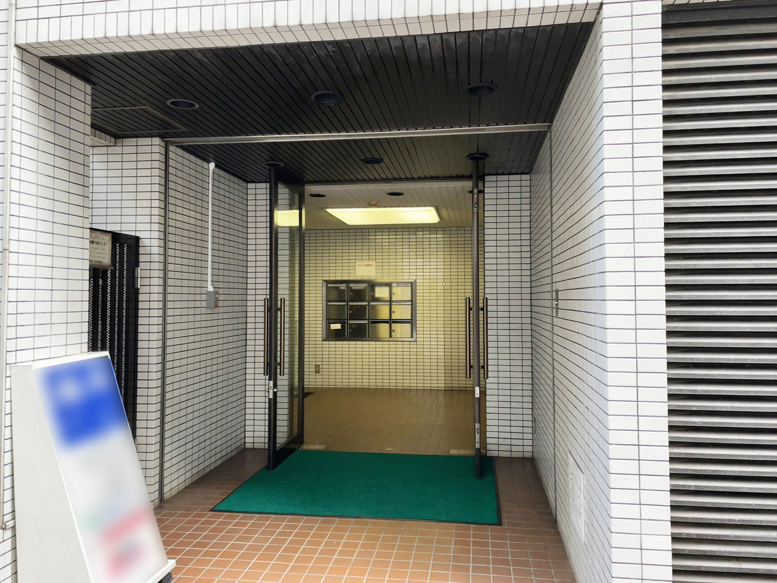オフィスビル出入口