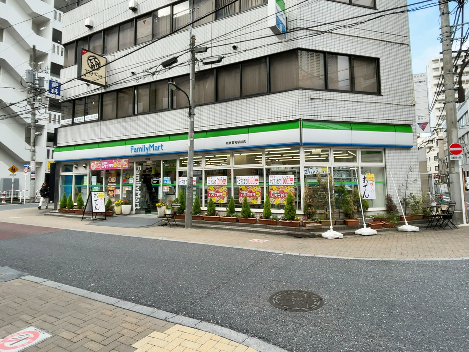 1階のファミリーマート新宿御苑駅前店