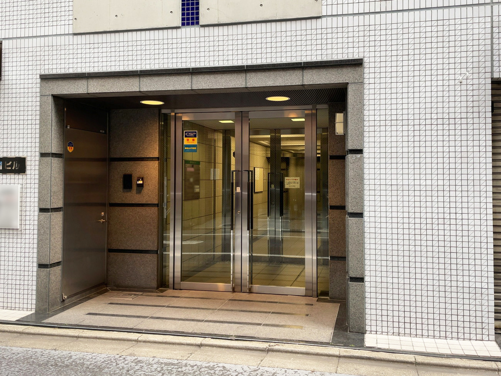 オフィスビル出入口