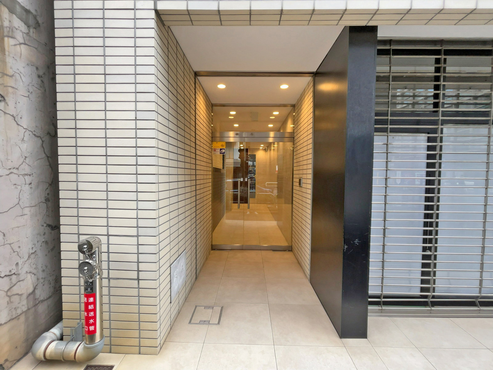 オフィスビル出入口