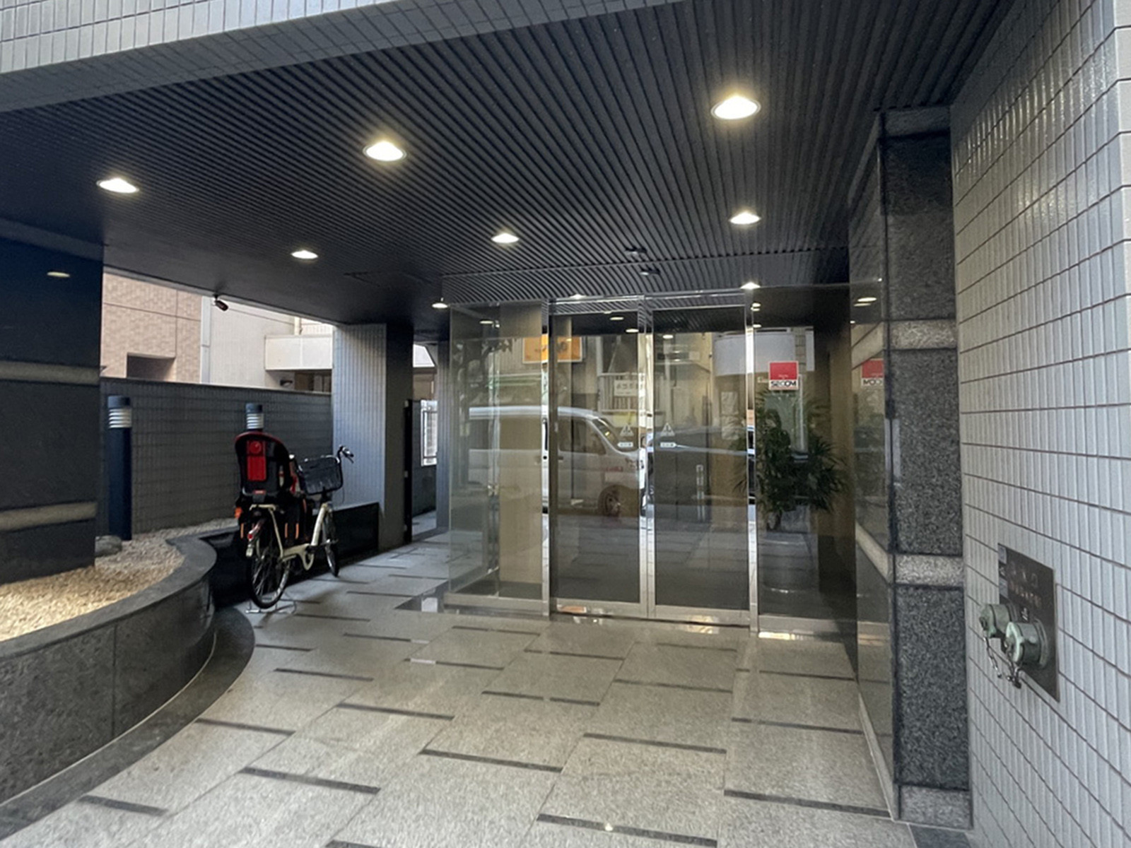 オフィスビル出入口