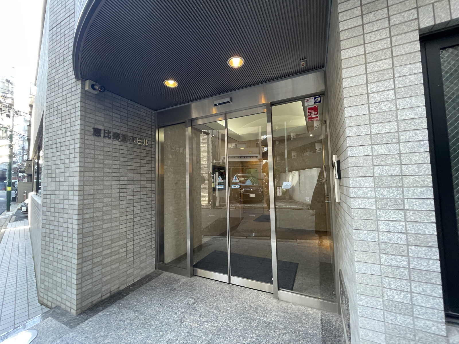 オフィスビル出入口