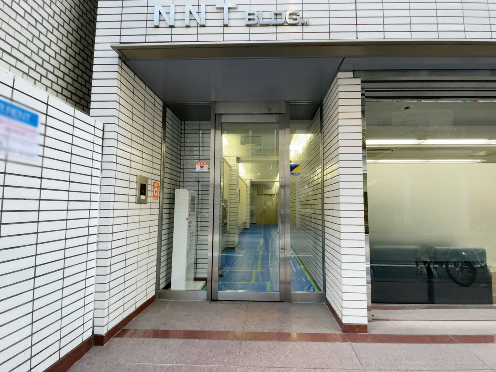 オフィスビル出入口