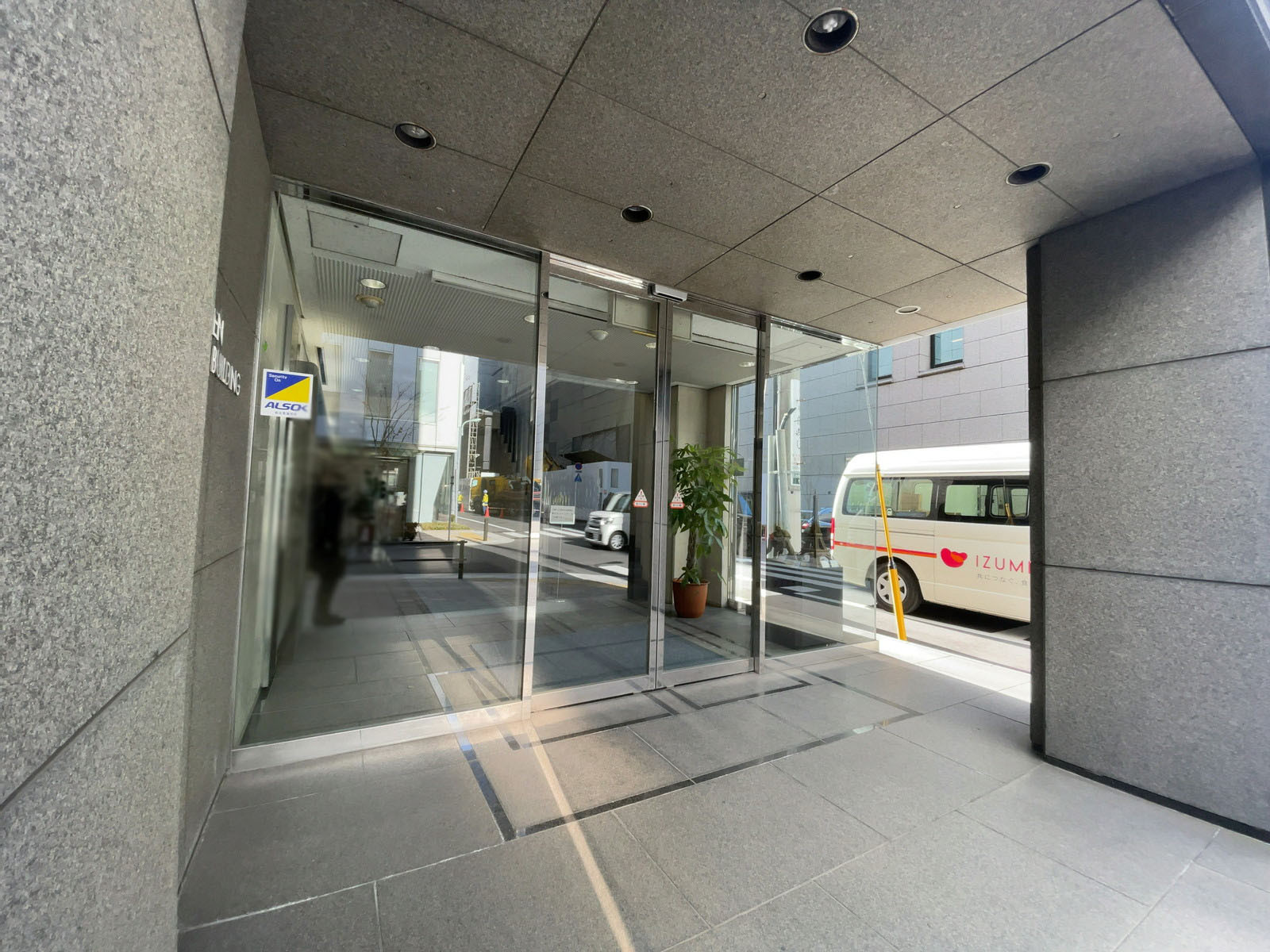 オフィスビル出入口