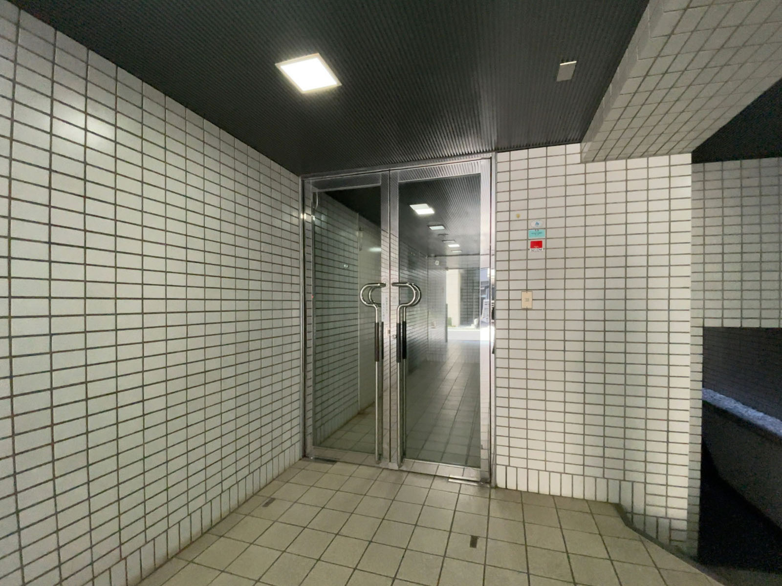 オフィスビル出入口