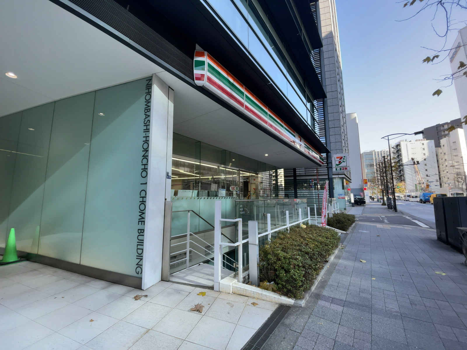 1階のセブンイレブン 日本橋本町1丁目店