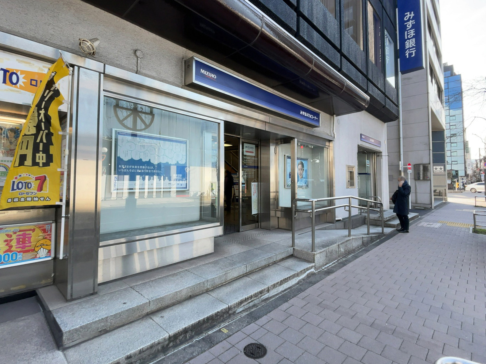 1階のみずほ銀行 新橋中央支店
