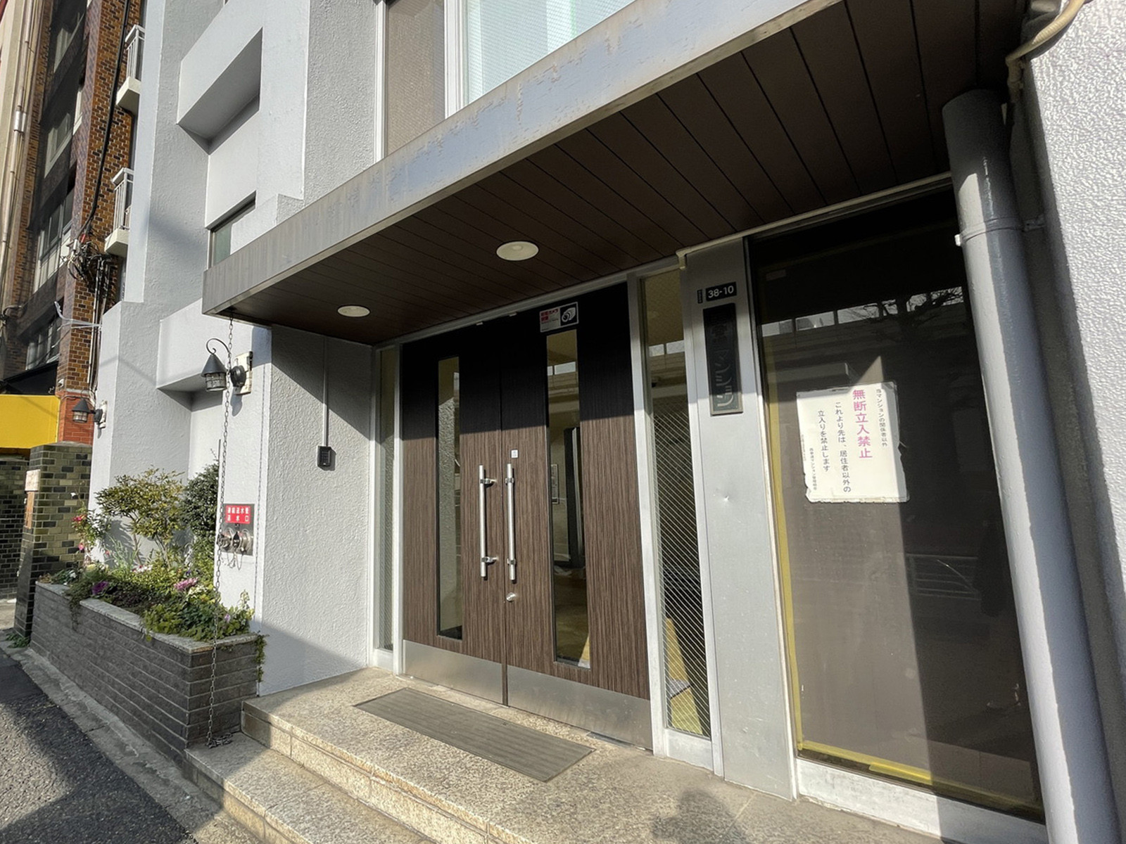 オフィスビル出入口