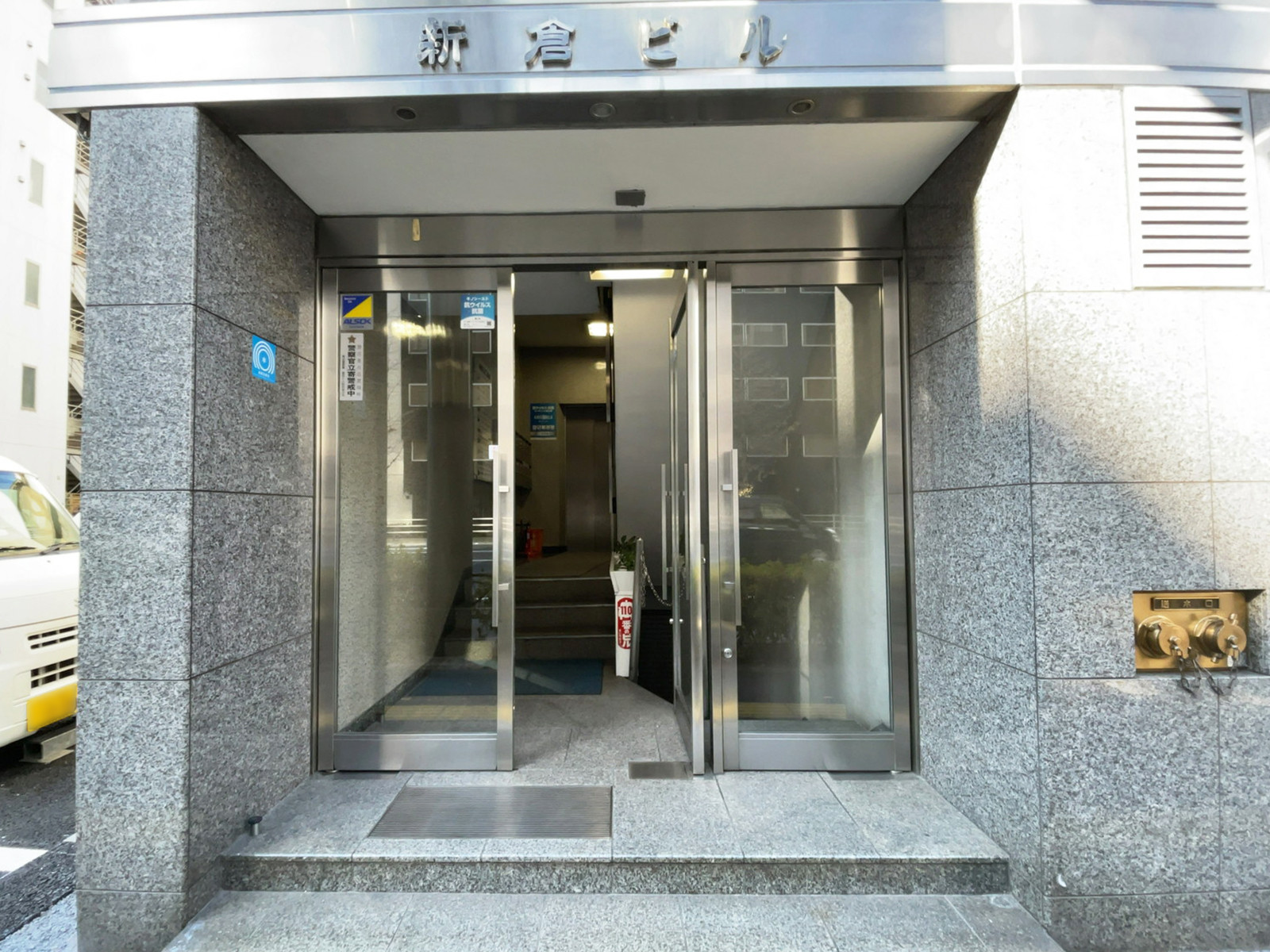 オフィスビル出入口
