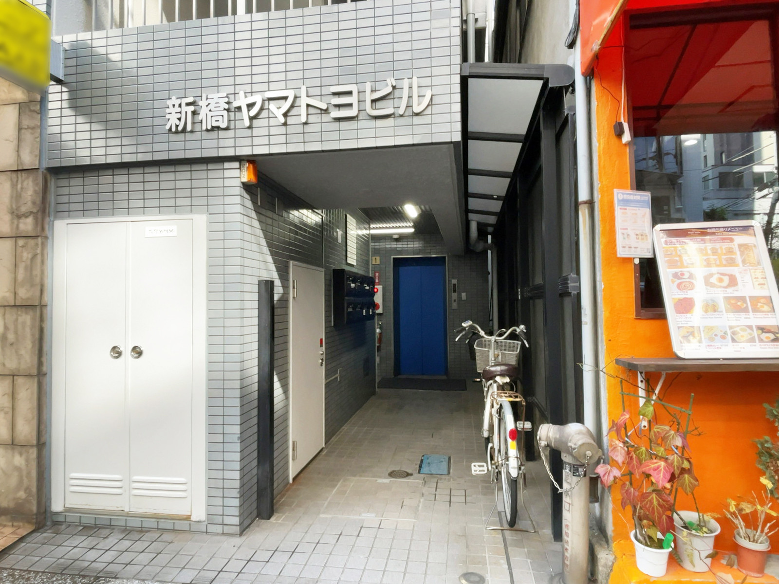 オフィスビル出入口