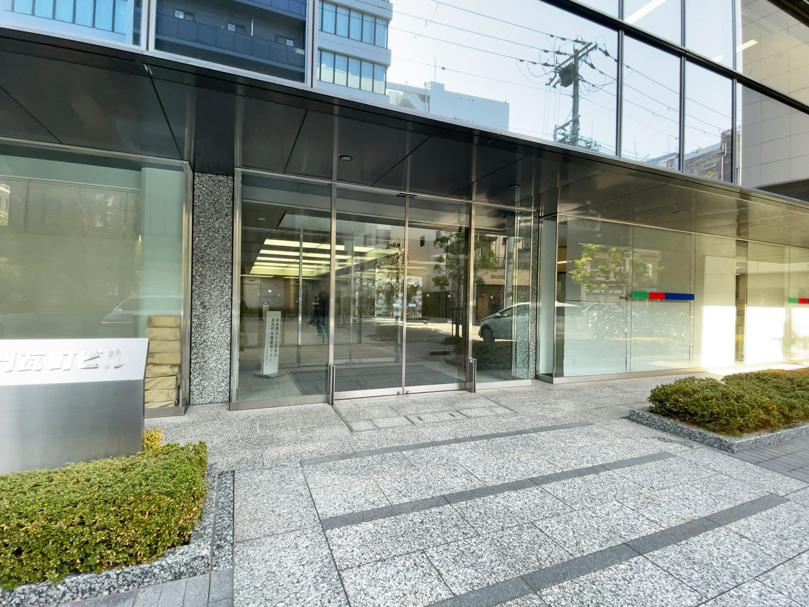 オフィスビル出入口