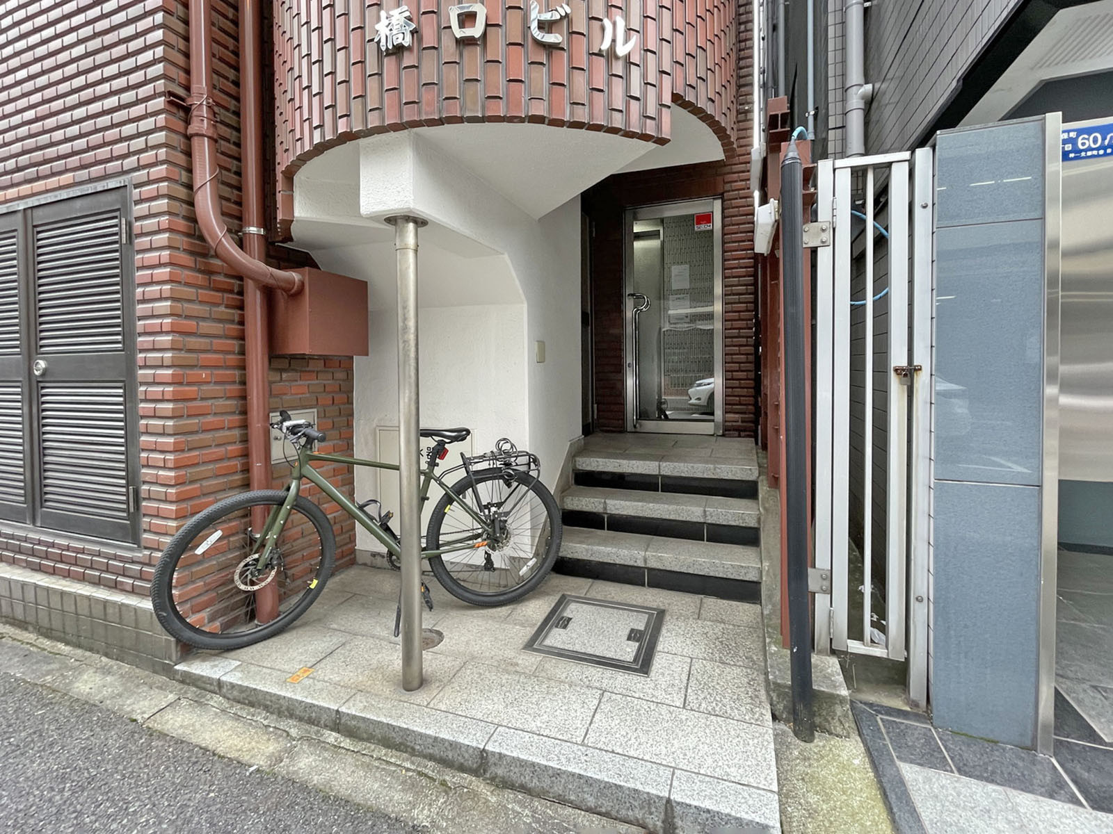 オフィスビル出入口