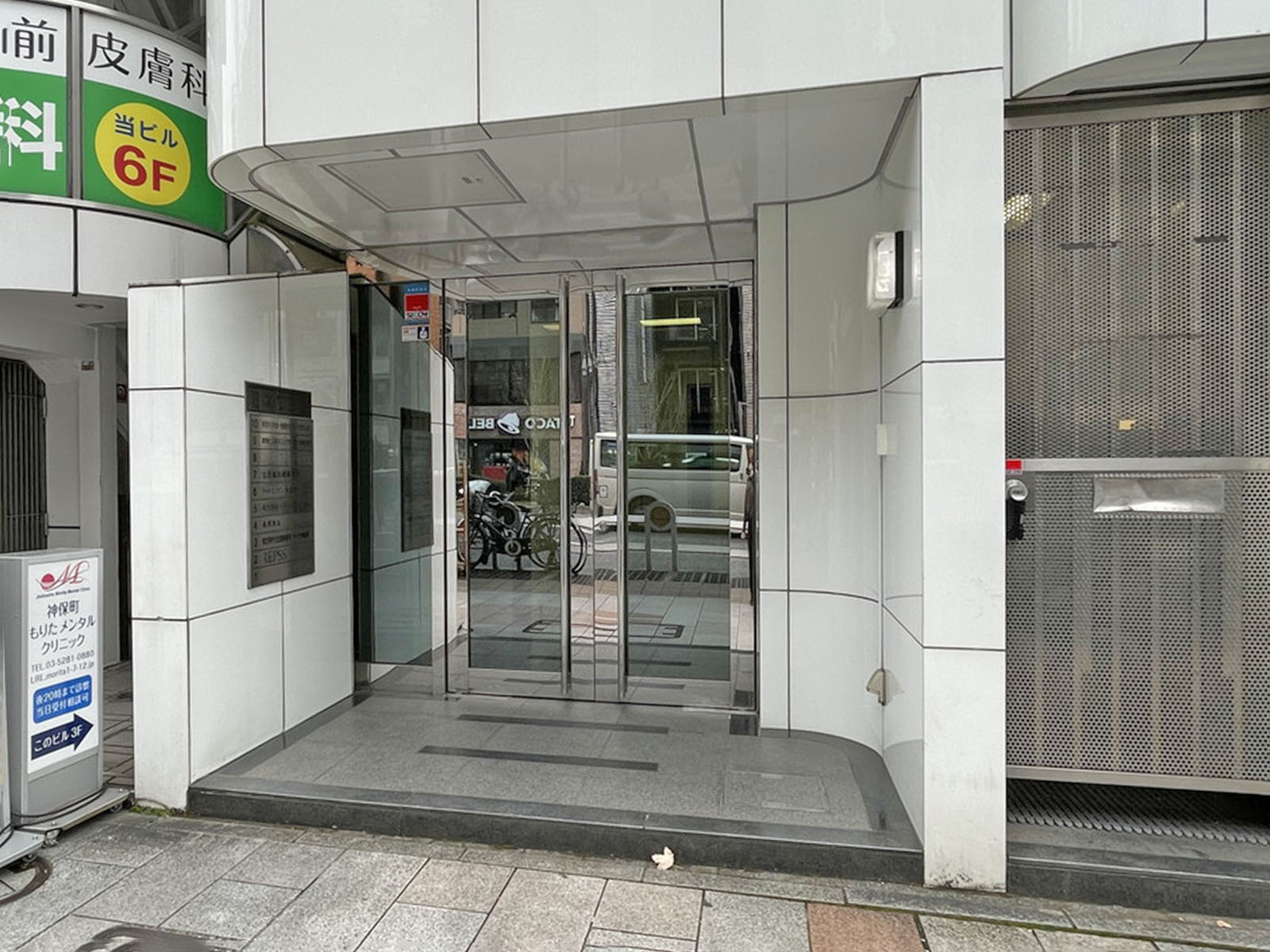オフィスビル出入口