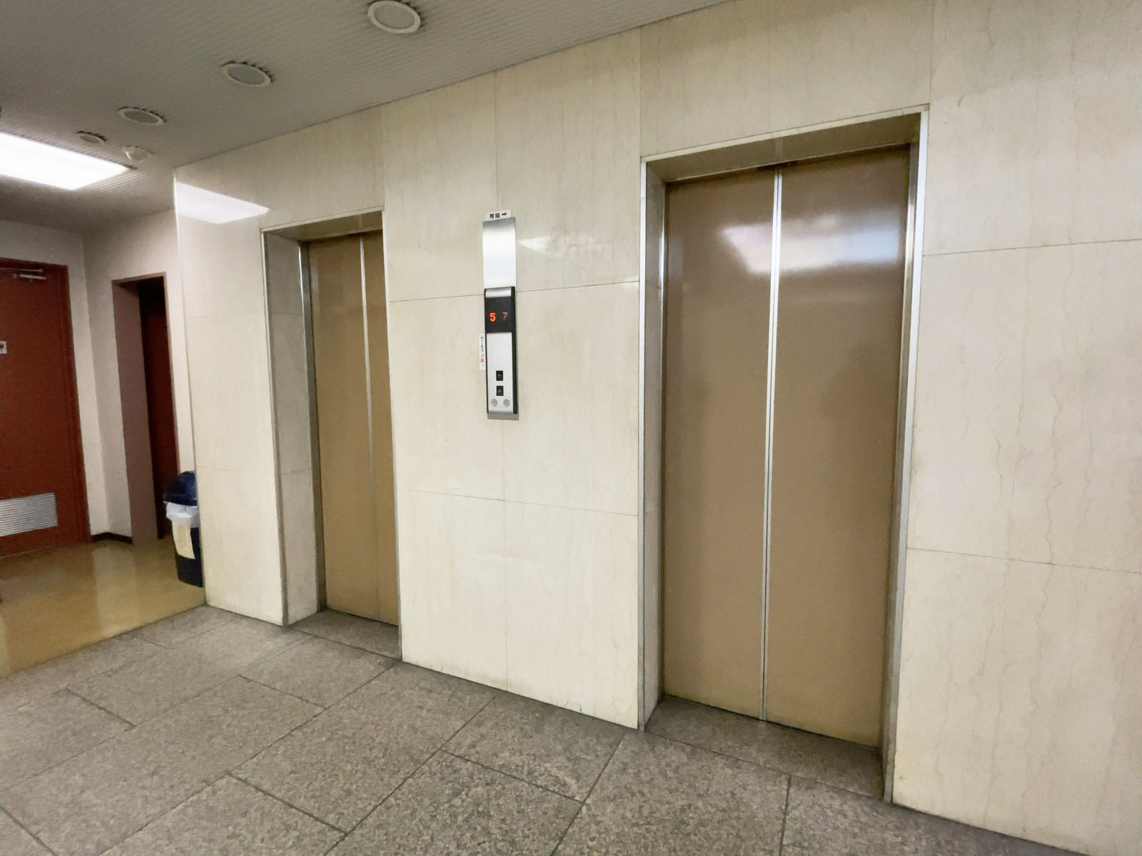 エレベーター(2基)